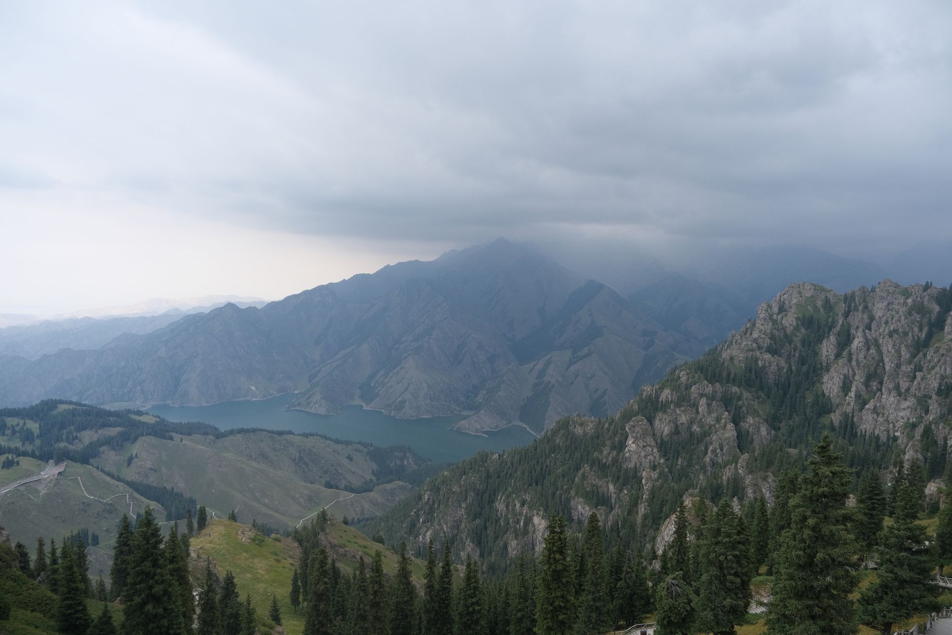 Кыргызстандын бийик тоолору жана тунук көлү
